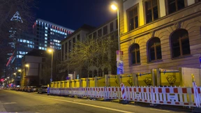 Dach der gesperrten Berufsschule wird abgedeckt