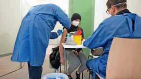 Warum manche Länder Jugendliche boostern und andere nicht
