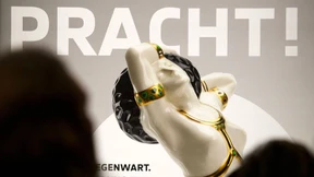 Glattes Glashaus  im rauhen Porphyr