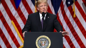 Mit Schutzschirm und Charme