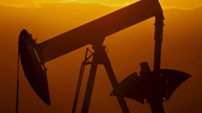 Der Ölpreis fällt auf ein Vierjahrestief