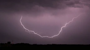 Umgestürzte Bäume und überflutete Straßen nach Unwetter