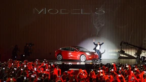 Wie Tesla die Großen das Fürchten lehrt