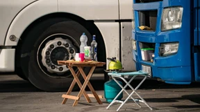 Leere Wodkaflaschen im Führerhaus