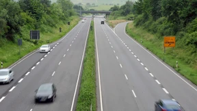 Frau bringt Baby im Auto zur Welt