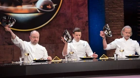 Tolldreiste Männer mit fliegenden Messern