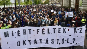 Massenproteste wegen drohender Universitäts-Schließung