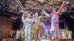 Ihre Mode ist voller Kunst