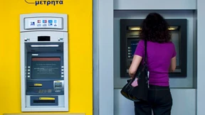 Griechen heben aus Angst ihr Bargeld ab