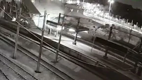 Überwachungskamera zeigt dramatisches Zugunglück