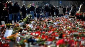 Mahnmal im Blumenbeet