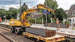 Viel Verkehr auf der gesperrten Bahnstrecke