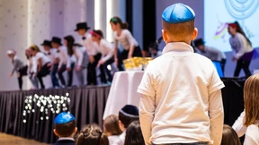 In der Dunkelheit Kerzen anzünden