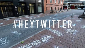 Hasstweets vor der Twitterzentrale