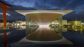 Nach den weißen Kisten dunkles Holz