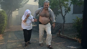 Flammen zerstören zahlreiche Häuser in Ostattika