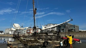 Gestrandetes Segelboot auf Norderney wird zur Touristenattraktion