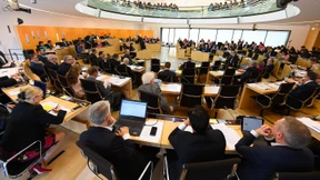 Arbeitsmarkt, Autobahn, Alarm im Hauptbahnhof