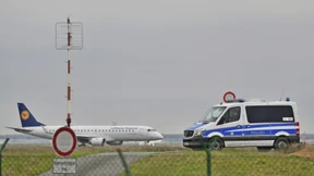 Zaunwache am Flughafen