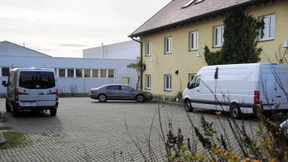 Gestohlener Leichentransporter und Särge gefunden