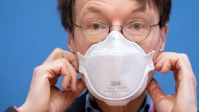 Bundestrainer Flick holt sich Tipps bei Lauterbach