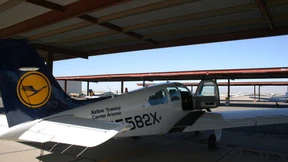 Junge Piloten warten am Boden