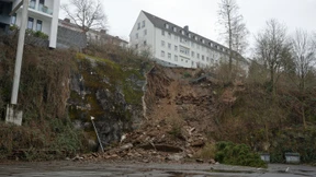 „Wie ein kleines Erdbeben“ – Haus nach Hangrutsch evakuiert