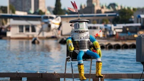 Trampender Roboter von Vandalen zerstört