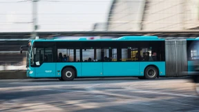 Linienbus stößt mit Pkw zusammen