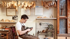 Warum sich ein junger Mann zum Schuhmacher ausbilden lässt