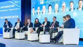 Banken zwischen Sturm und perfekter Welle