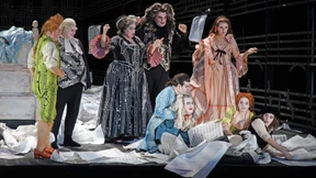 Was guckt da unterm Notenrock hervor?