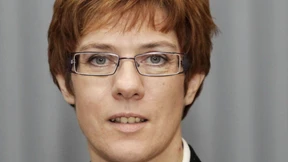 Kramp-Karrenbauer kritisiert Teufel