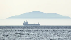 Händler bunkern Öl in Supertankern