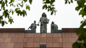 Polizisten sollen Bargeld eines Verstorbenen geteilt haben