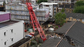Baukran stürzt in Londoner Wohnhaus