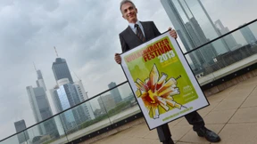 Wolkenkratzer kratzen an den Wolken 