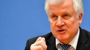 Seehofer bescheinigt Behörden gute Arbeit