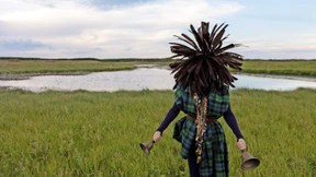 Beherzter Griff in den Bilderkorb