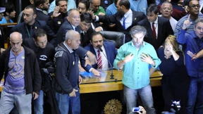  Demonstranten stürmen das Parlament