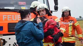 Feuerwehr rettet Hund aus sechs Meter tiefem Erdloch