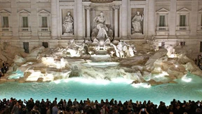 Mann springt verkleidet in Trevi-Brunnen