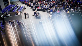 Das Protokoll vermerkt Heiterkeit