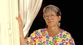 Der Blick des Mädchens auf die Kälte