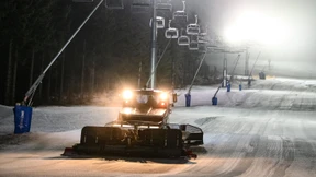 Pistenraupe überrollt Snowboarder – Mann bleibt unverletzt