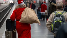 Wer bringt in Europa die Weihnachtsgeschenke?