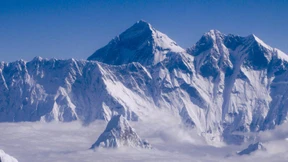 Mount Everest hat sich durch Erdbeben verschoben