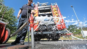 Wasserampel steht auf Dunkelrot