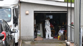 Ermittler entdecken teilweise vergrabene Leiche in einem Garten