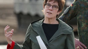 Kramp-Karrenbauer fordert stärkere Führungsrolle für Deutschland
